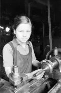 Для СССР 2-я половина 1943 г. стала временем перелома не только на фронтах, но и в развитии экономики. Несмотря на временную потерю важных экономических районов, фронт обеспечивался всем необходимым. В развитии экономики в первую очередь удовлетворялись нужды военной промышленности, металлургии, топливной промышленности, электростанций и железных дорог. В трудовом подвиге народа большую роль сыграли женщины.Молодая работница одного из ленинградских заводов, токарь 3-го разряда Вера Тихова, дочь фронтовика, за работой. Август 1943. 