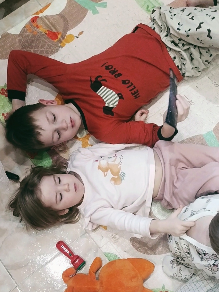 Другая часть детей. Валяются в ванной, пока я умываюсь 