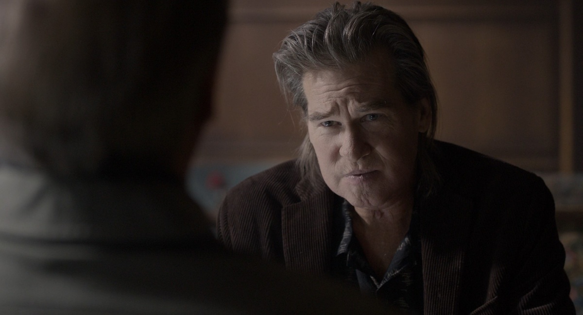 Реплики Вэла Килмера были дублированы, поскольку во время съёмок из-за лечения рака горла у него был увеличен язык и речь давалась ему с трудом. 