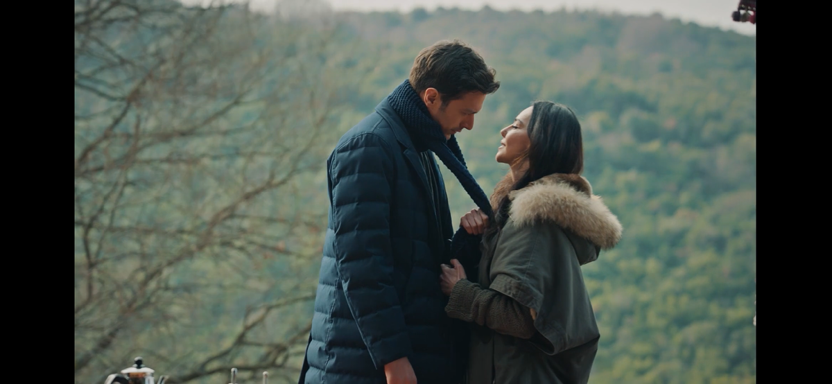 Стоп кадр из сериала «Девушка за стеклом»