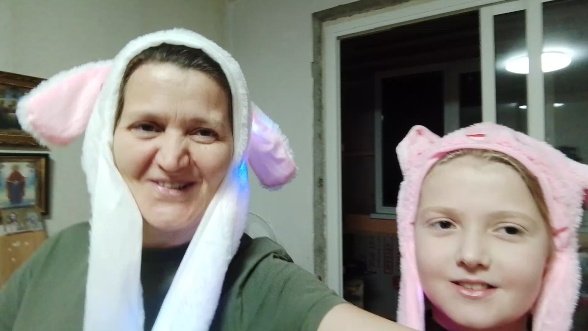 Репетируем песенки в шапках с ушами))