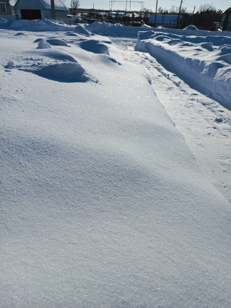 Снег блестит на солнце