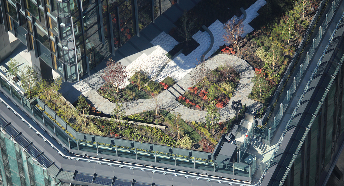 Крыша-сад здания Dai-Nagoya Building в Нагое — пример японской традиции превращения крыш в зоны отдыха с панорамными видами на город. © Alpsdake / CC BY-SA 4.0 via Wikimedia Commons