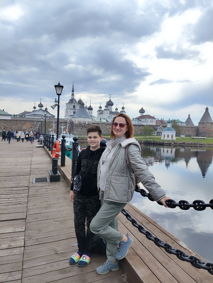 Вид с пристани на монастырь