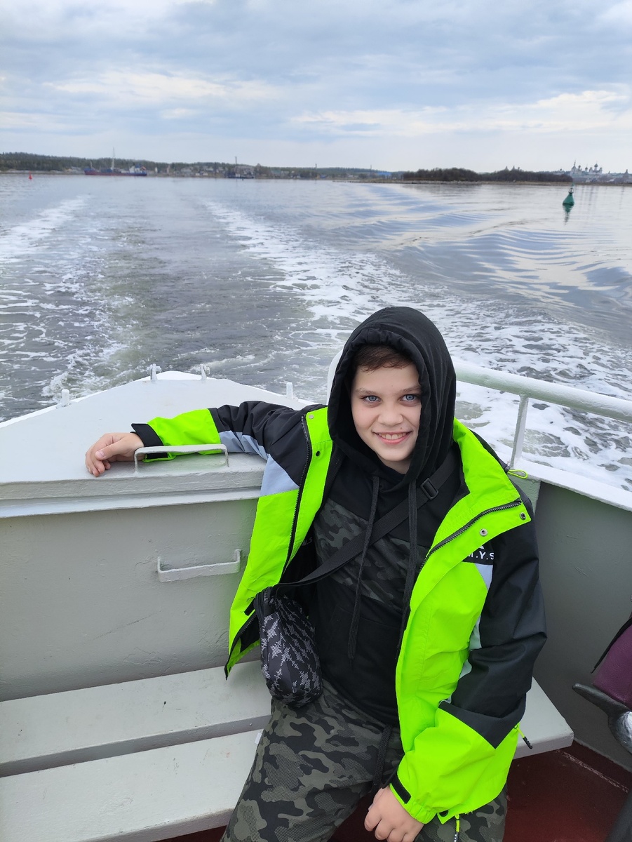 Из Кеми на Соловки нас отвёз вполне симпатичный катер. Виды вокруг – невероятные.