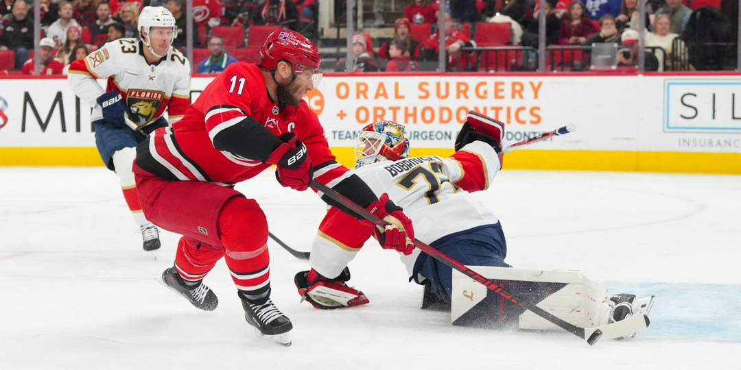 Российский вратарь пропустил 9 шайб в важном матче НХЛ.