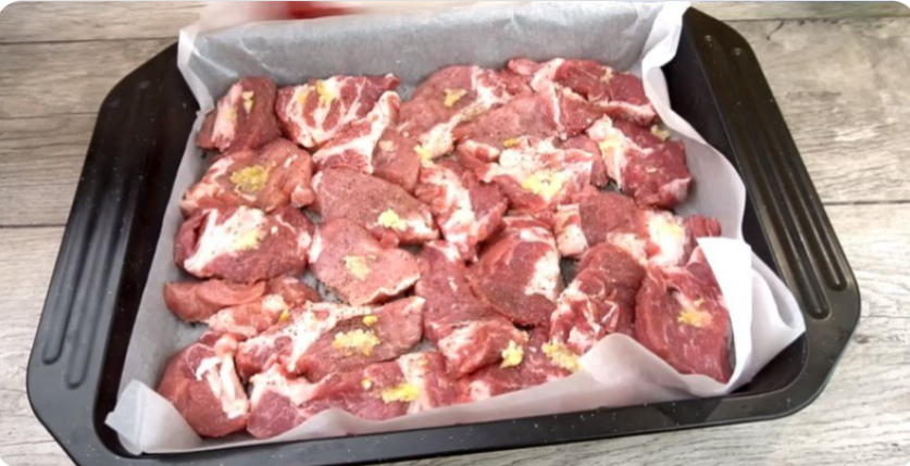 Мясо в бумаге: получается золотистое, как-будто его пожарили на сковороде, готовится без масла, и брызг...