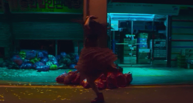 Смотрю на это, а в голове сразу взрывной саундтрек Zior Park "Dance Alone"