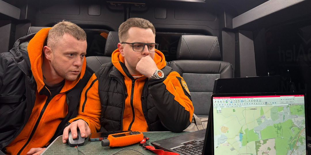 Мужчина сидел на остановке рядом с ориентировкой на себя