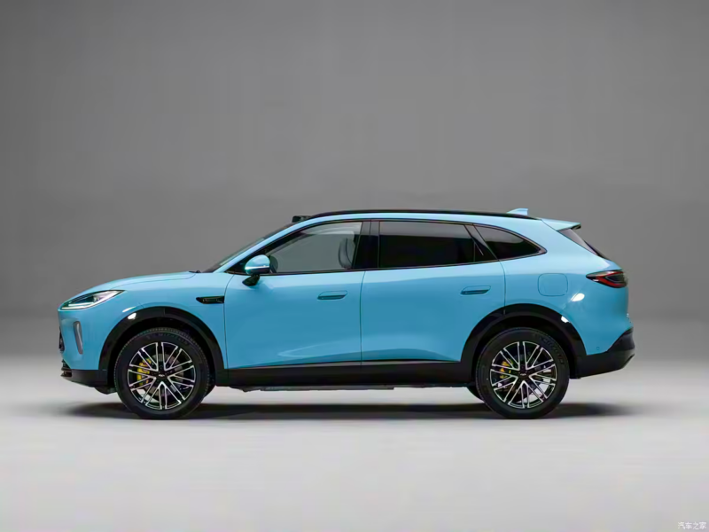 Сбоку автомобиль отличается полускрытыми дверными ручками и безрамочными наружными зеркалами заднего вида.