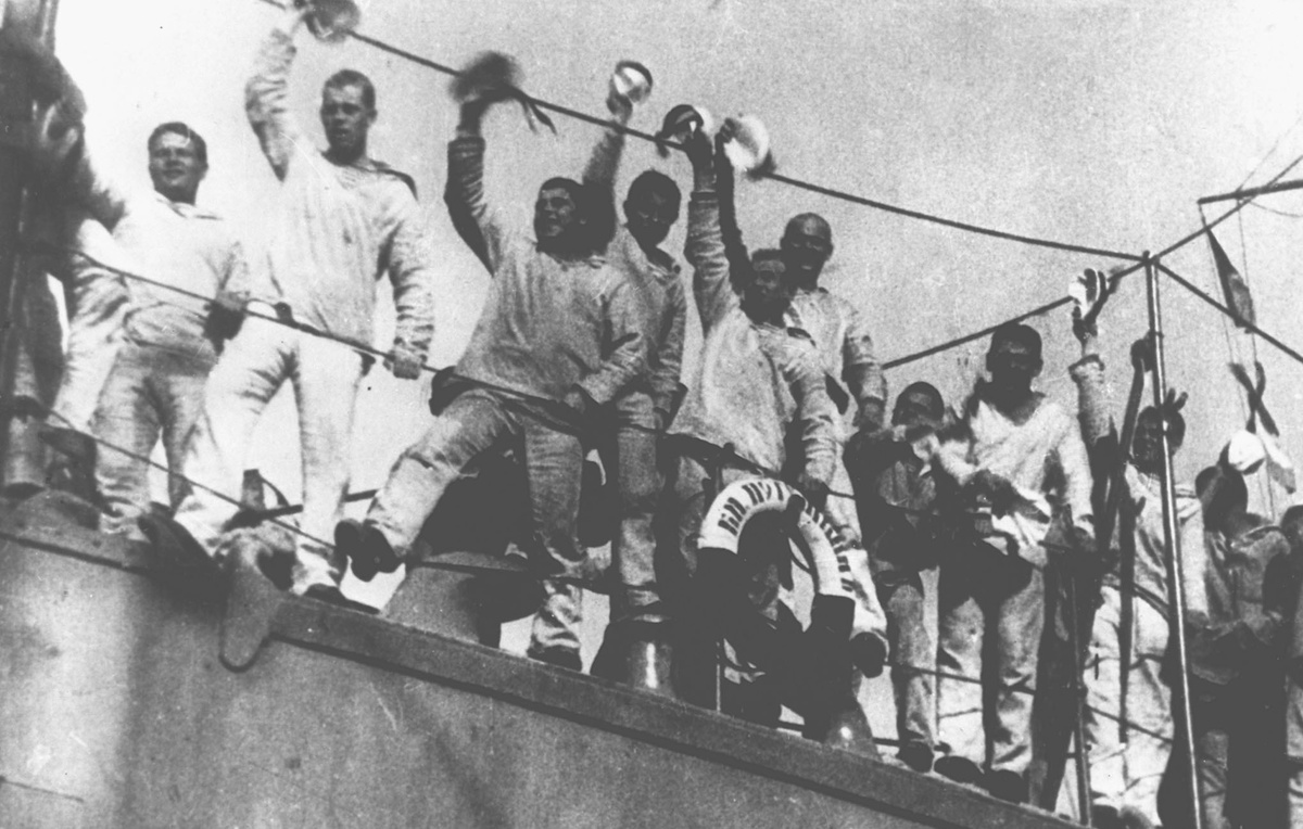    Кадр из кинофильма "Броненосец "Потемкин"  ТАСС