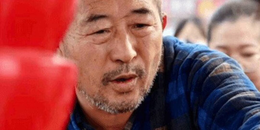 К уличному торговцу, на плечах которого осталась забота о троих маленьких внуках, теперь выстраиваются очереди