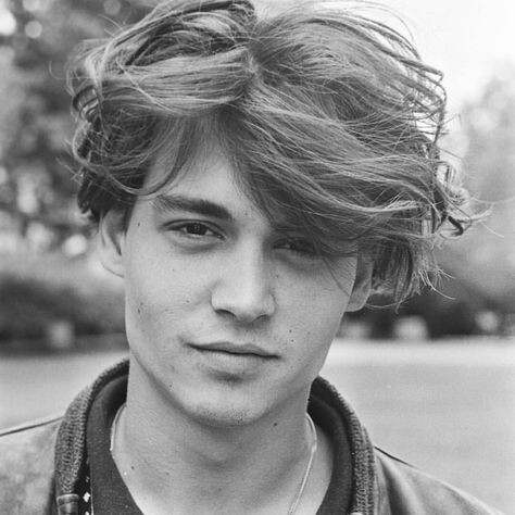 Но как хорош при этом! В роли странного парня Джонни Депп 