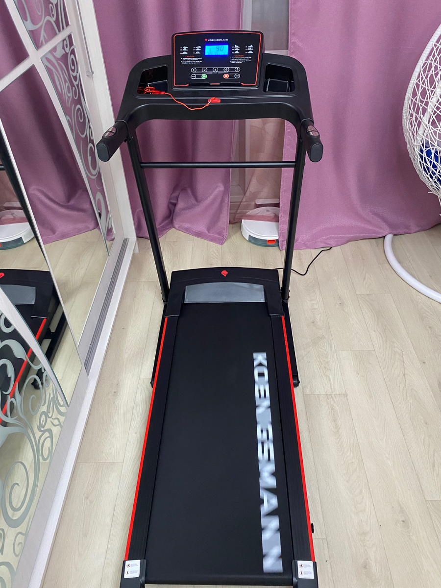 Дома я занимаюсь на беговой дорожке, в основном хожу под сериалы. 