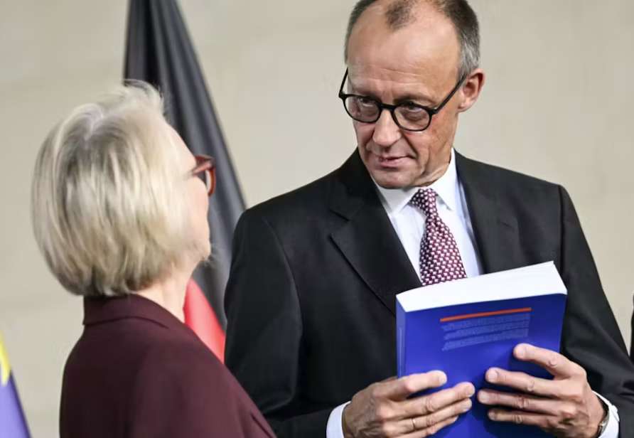 Канцлер Фридрих Мерц (CDU) и Моника Шнитцер, председатель Совета экспертов, во время передачи годового отчёта Совета экспертов по общеэкономическому развитию © Britta Pedersen