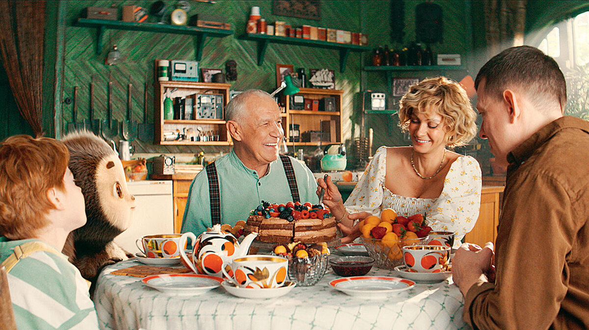    Илья Кондратенко, Чебурашка (Ольга Кузьмина), Сергей Гармаш, Полина Максимова и Сергей Лавыгин в фильме «Чебурашка 2». 2025 г. Пресс-служба «Централ Партнершип»