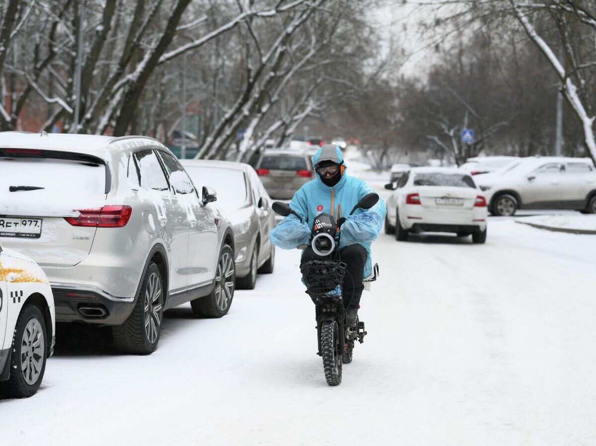    Курьер во дворе дома в Москве | © РИА Новости / Пелагия Тихонова