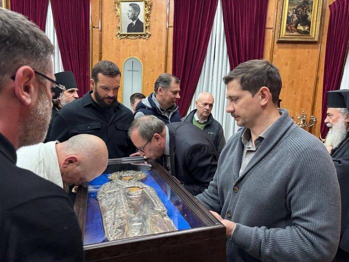 Иерусалимский патриарх Феофил III освятил копию Гефсиманской плащаницы. Фото © Telegram / Посольство России в Израиле