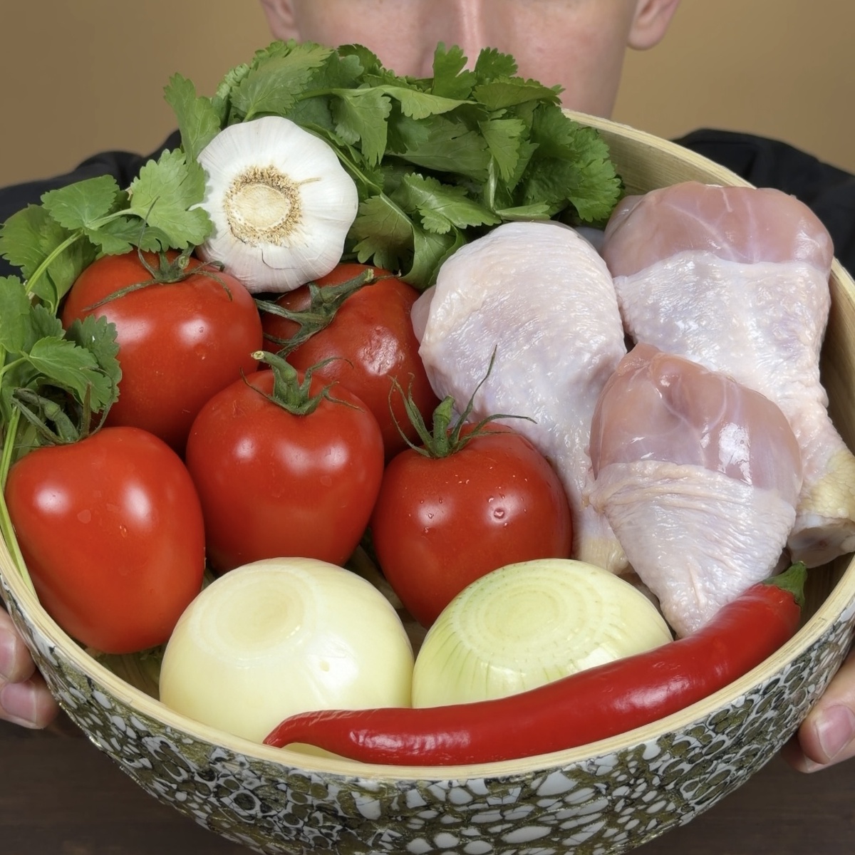 Много лука и хорошие помидоры — основа вкуса чахохбили