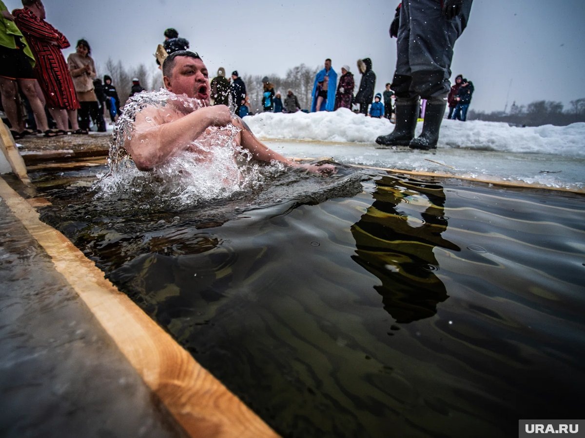     Если человек уже закалялся — можно задержаться в воде на минуту, если впервые — лучше ограничиться 10 секундами