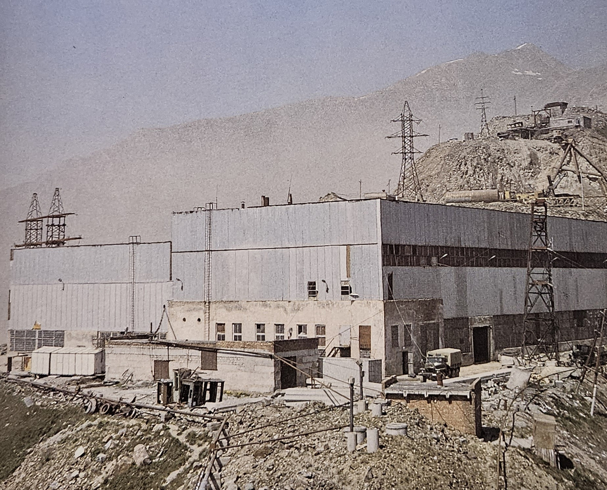 Цех по ремонту тяжелого карьерного оборудования. Фото из книги «Тырынаузское восхождение», Внешторгиздат