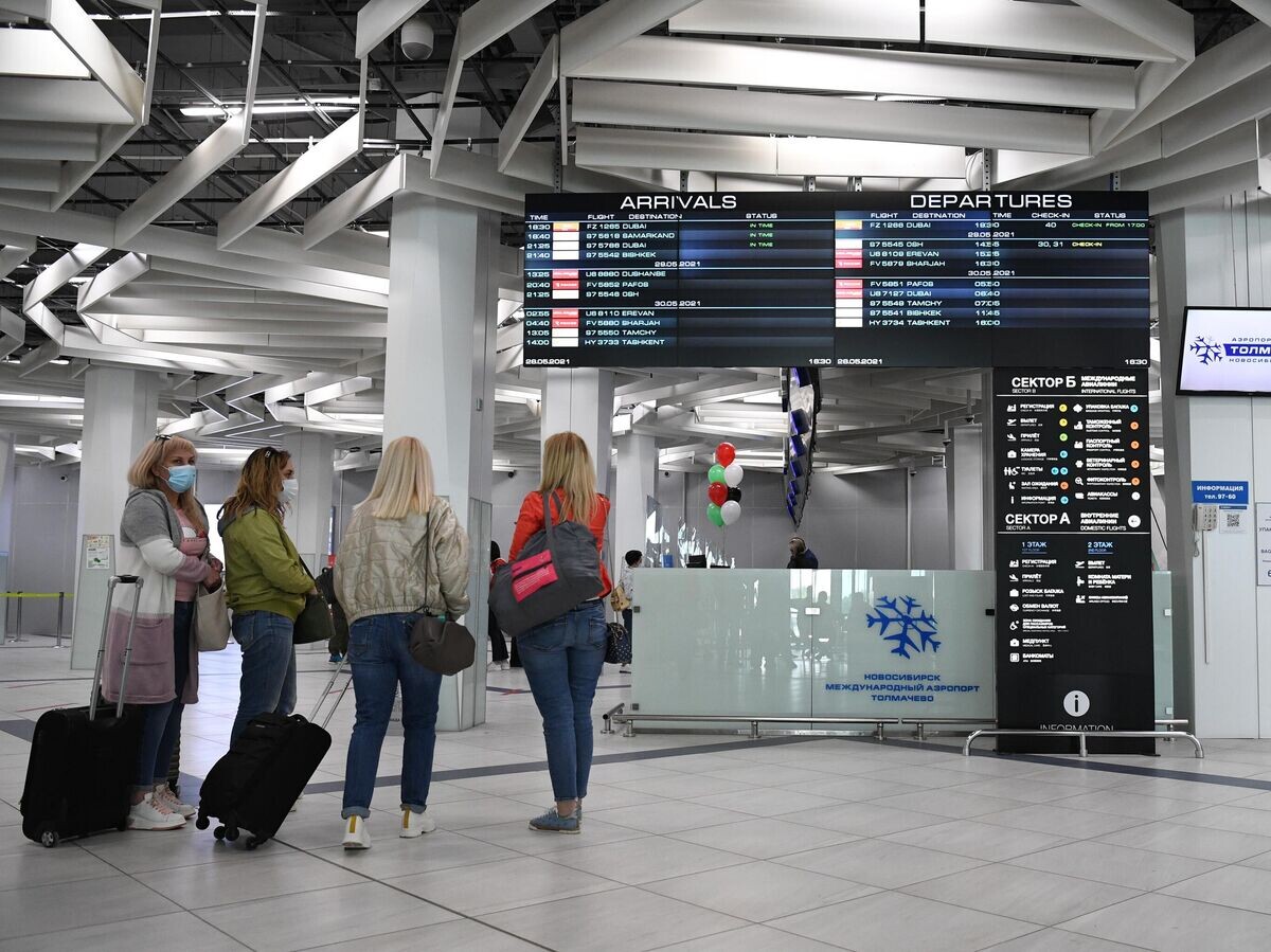    Пассажиры у информационного табло в аэропорту | © РИА Новости / Александр Кряжев