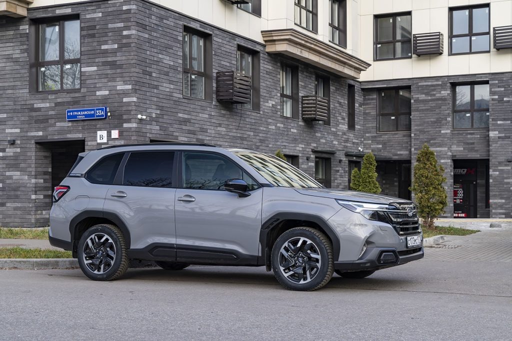 Внешне от модели пятого поколения с индексом SK нынешний «Форестер» отличается, прежде всего, угловатыми колесными арками.