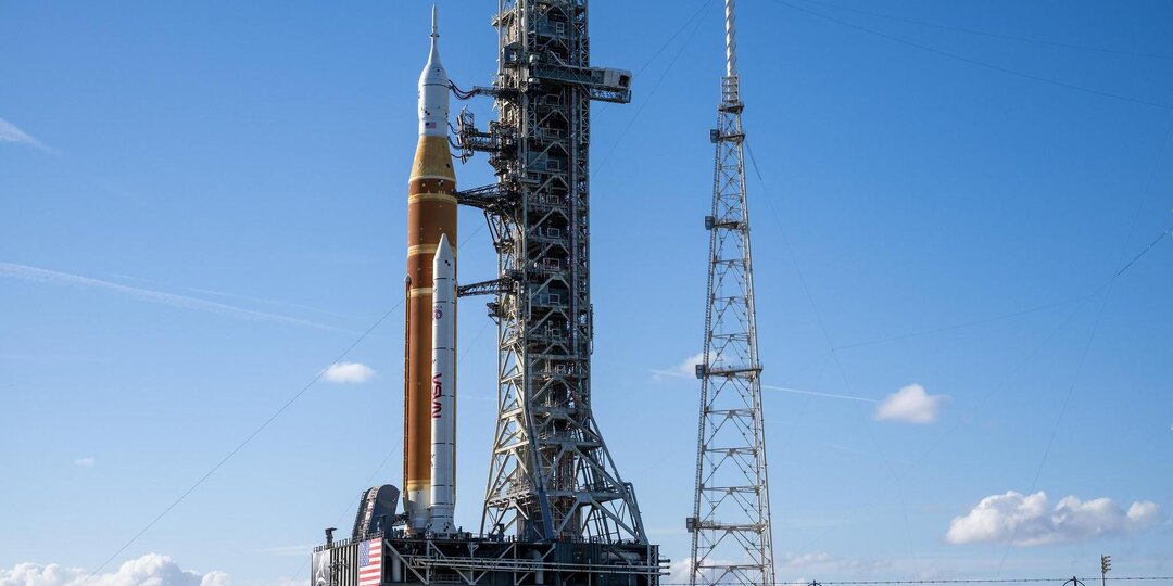 В США вывезли на старт ракету SLS для первого с 1972 года полета людей к Луне