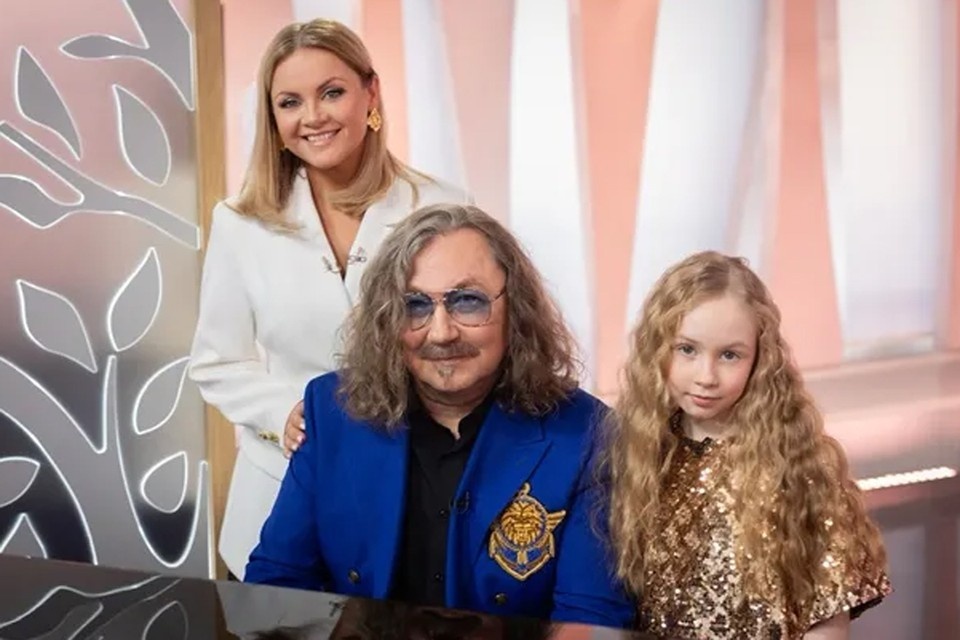    Супруга композитора поделилась нежным семейным снимком: на фото маэстро позирует вместе с Юлей и их дочкой Вероникой. Фото: соцсети.