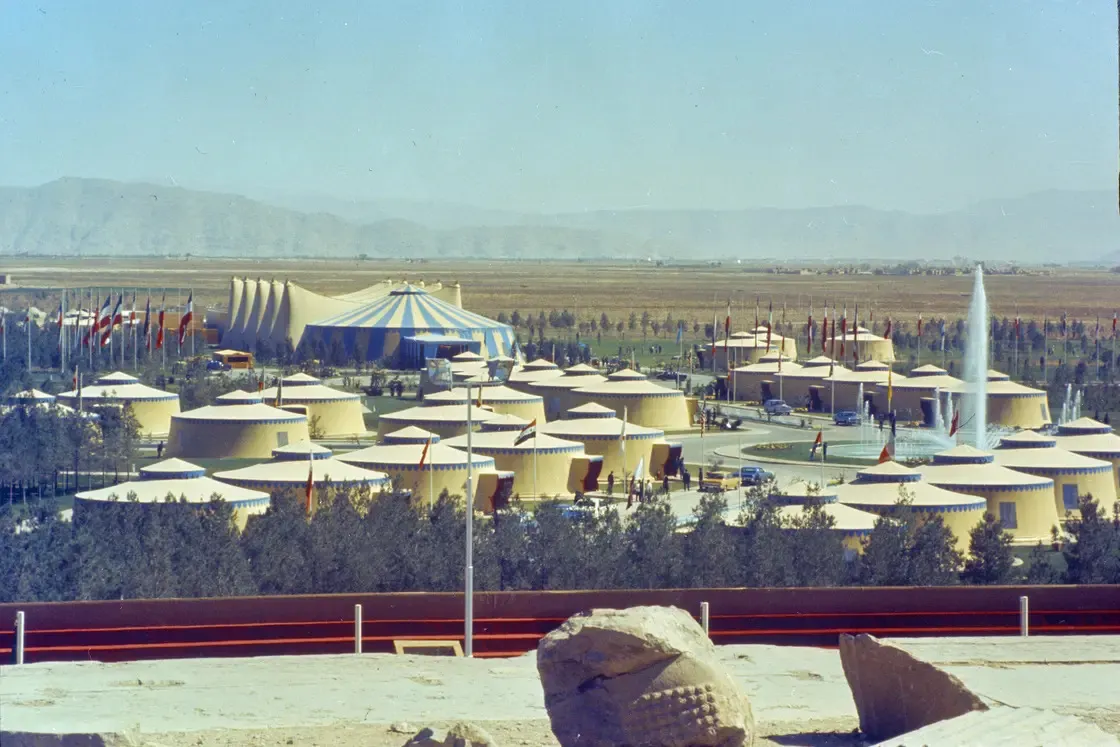 Парк и городок банкета шаха были построены французами за год