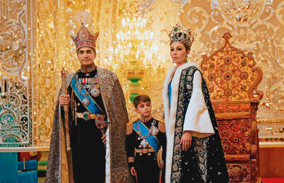 Шах Ирана с женой и наследником 