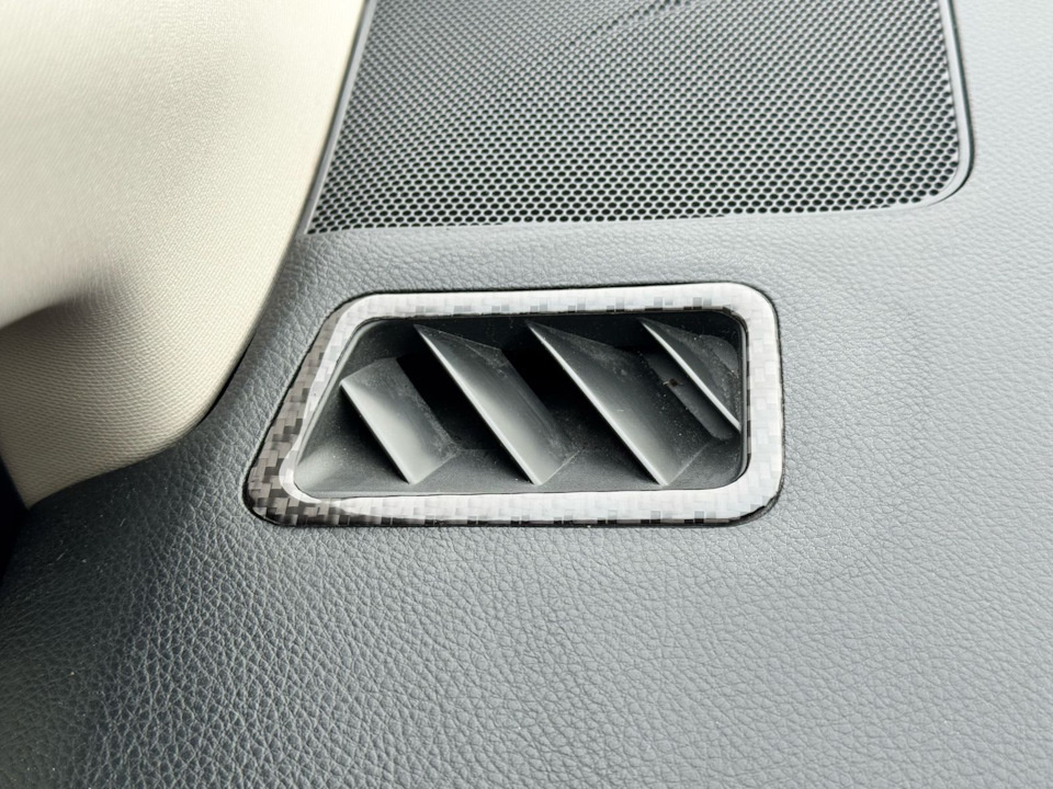 2. Накладка на воздуховод торпедо. Карбон, естественно. Металась между красным карбоном и черной классикой — победило второе — цвет салона и без того яркий — куда еще красные элементы пихать?! Мы ж не цыгане. И, нет, это не аквапринт или что-то под, а карбон.