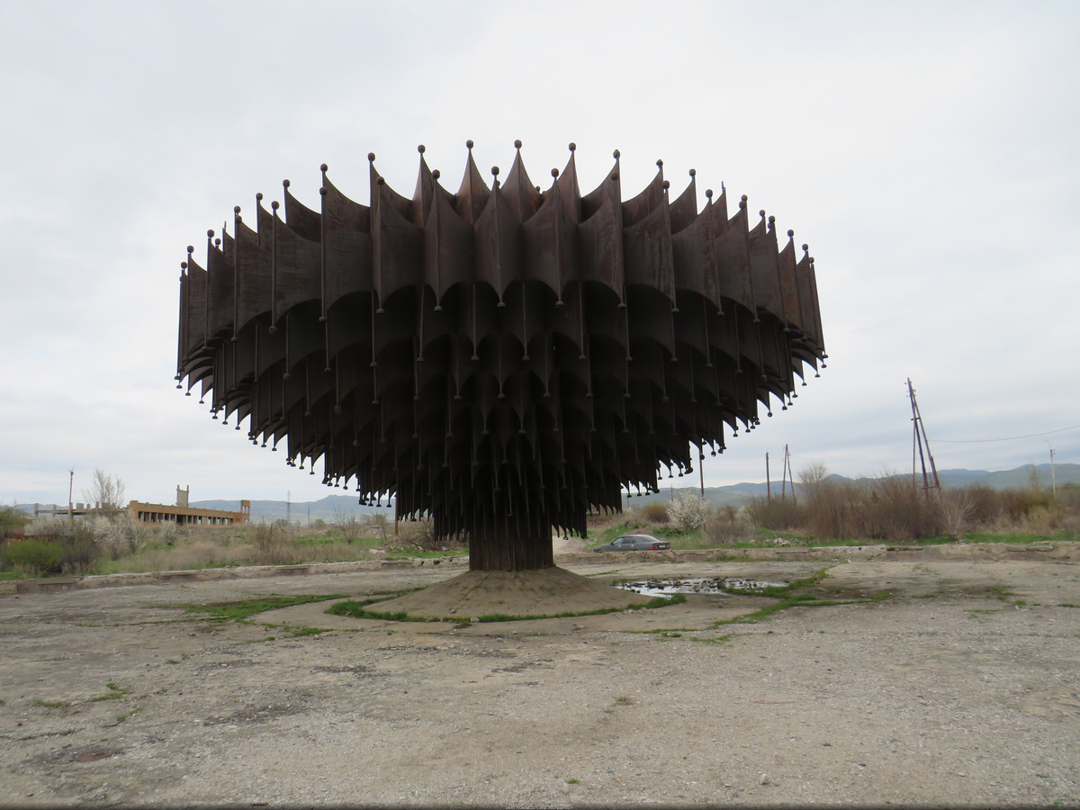 С Яндекс Путешествия (промокод в тексте статьи) я открыл для себя Гюмри и увидел Железный фонтан (на фото)