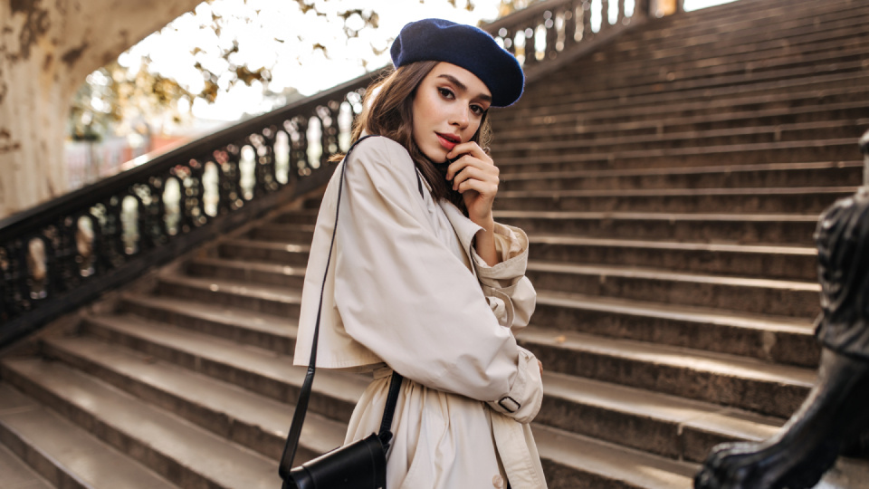 Почему в 2026 году все скупают тренчи и какие еще три вещи спасут весенний гардероб