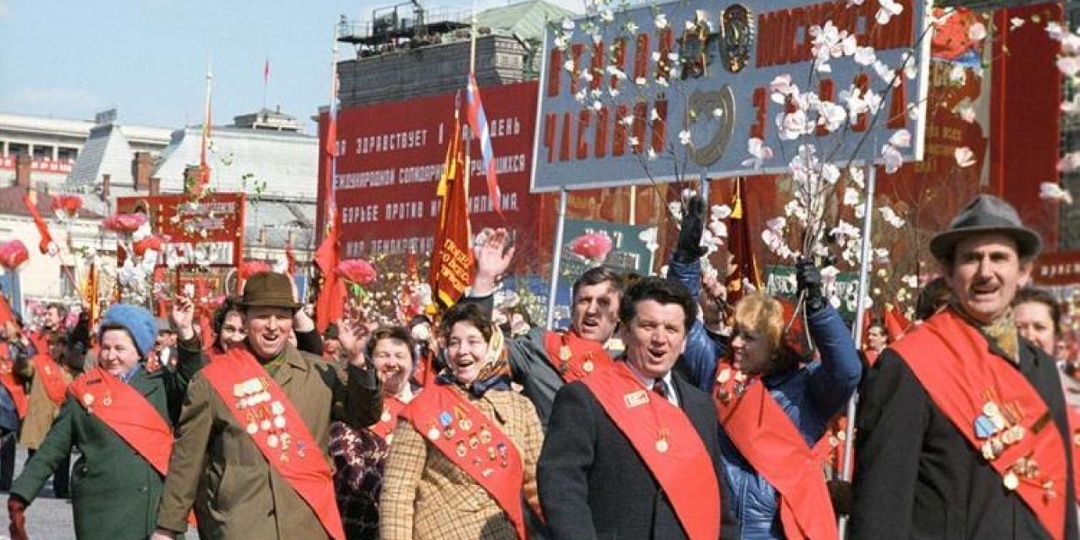 Как целая страна выходила на демонстрации и почему люди шли туда с искренней радостью