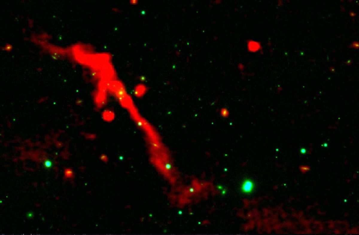 Радиоизображение LOFAR DR2 радиогалактики J1007+3540, наложенное на оптическую карту Pan-STARRS. Компактная яркая внутренняя струя в центре — доказательство «пробуждения» сверхмассивной черной дыры, которая дремала десятки миллионов лет / © LOFAR/Pan-STARRS/Kumari et al.