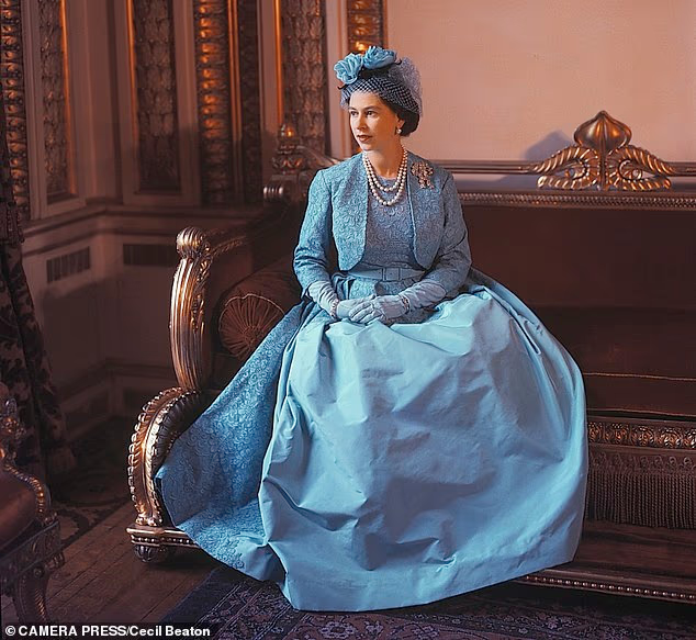 Елизавета II на свадьбе Принцессы Маргарет в 1960 году.