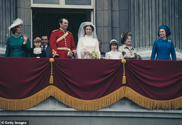 Елизавета II  на свадьбе Принцессы Анны в 1973 году.