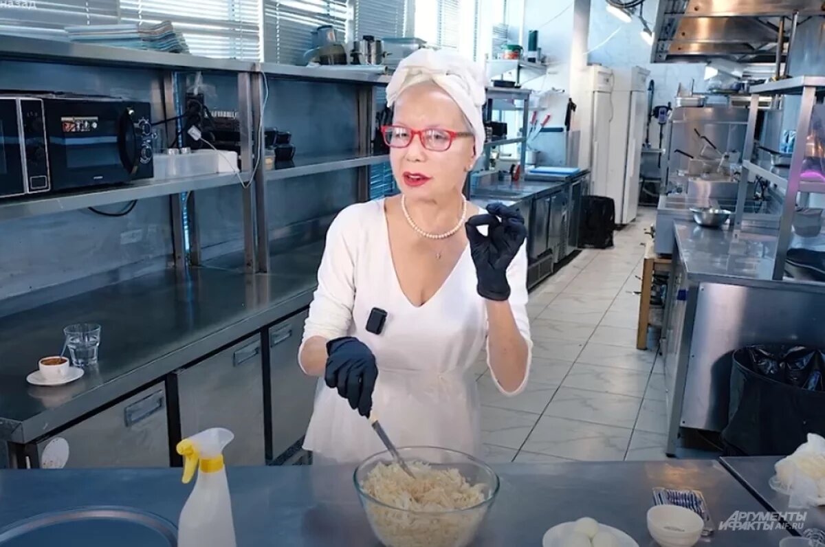    Евдокия Германова практически каждый день печет пироги и всегда приносит их в гримерку или на съемочную площадку.