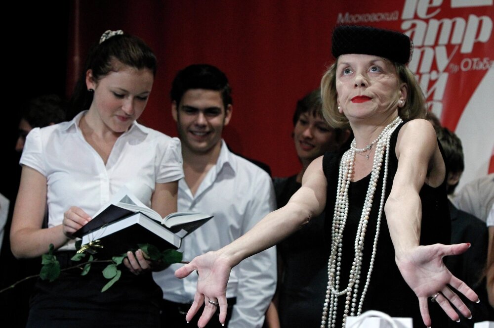    Евдокия Германова (справа) выступает на сборе труппы театра-студии под руководством Олега Табакова. Фото: РИА Новости/ Алексей Куденко