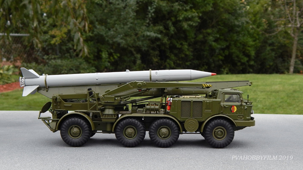 РК "Луна". Масса установки — 16,4 т, ракеты (9М21) — 2,5 т. Расчёт — 5 человек. Пусковая установка — на шасси ЗИЛ-135ЛМ,