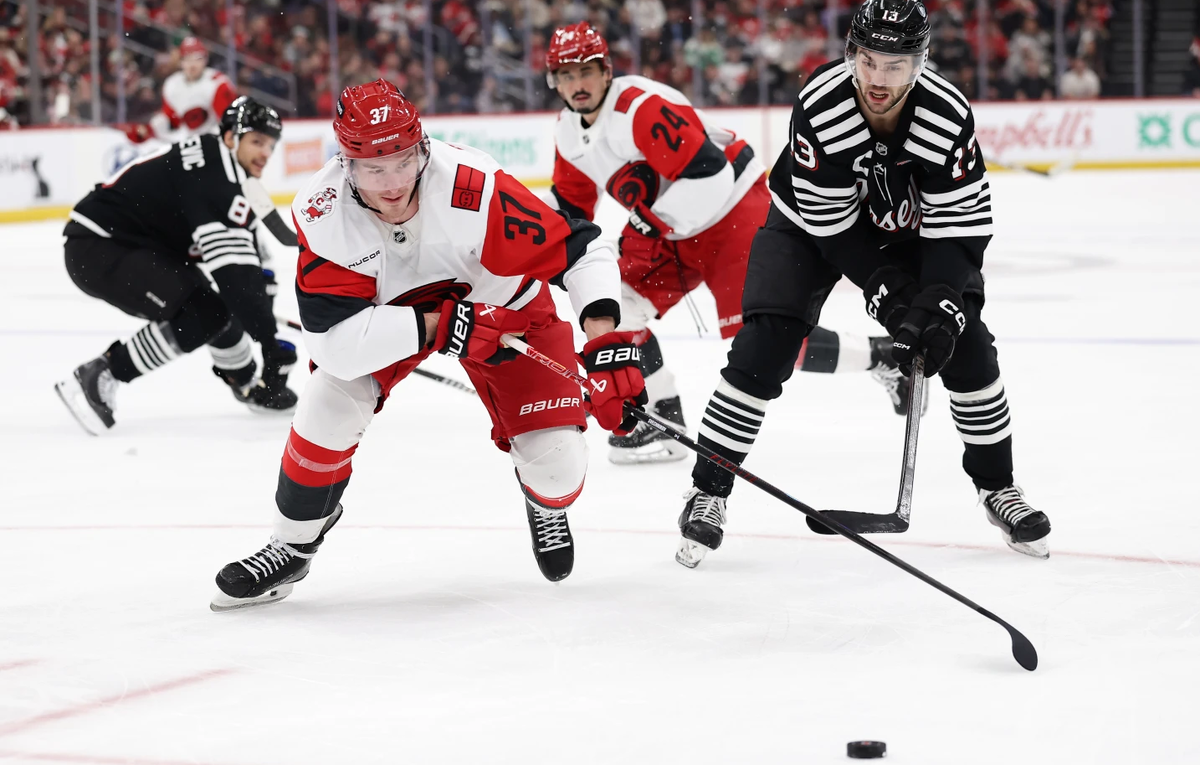    Нападающий "Каролины" Андрей Свечников  Adam Hunger/AP