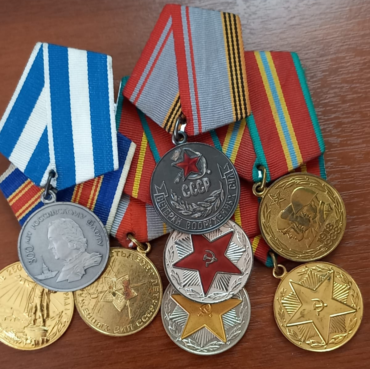 Справа первая во втором ряду та самая «70 лет ВС СССР». Фото от товарища с его наградами.