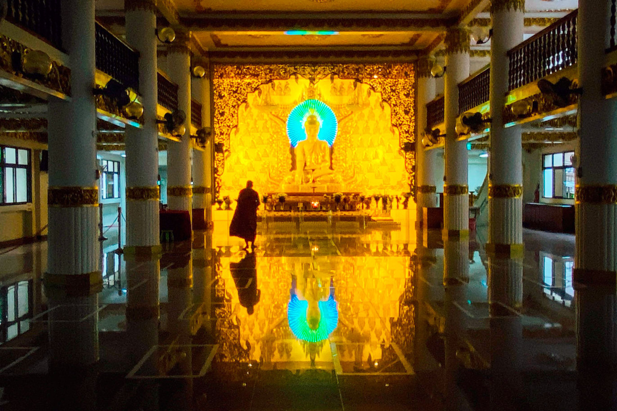 Зависть к кумиру заставляет нарцисса копировать его манеры, стиль одежды и интересы