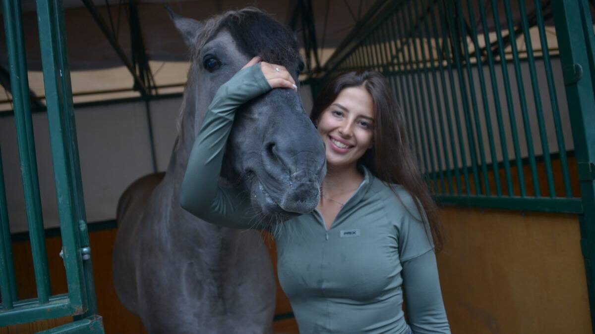    Москвичка Полина Сафонова с жеребцом Благовестом на Фестивале отечественных пород лошадей в парке Дружбы / Фото: Наталья Феоктистова / Вечерняя Москва