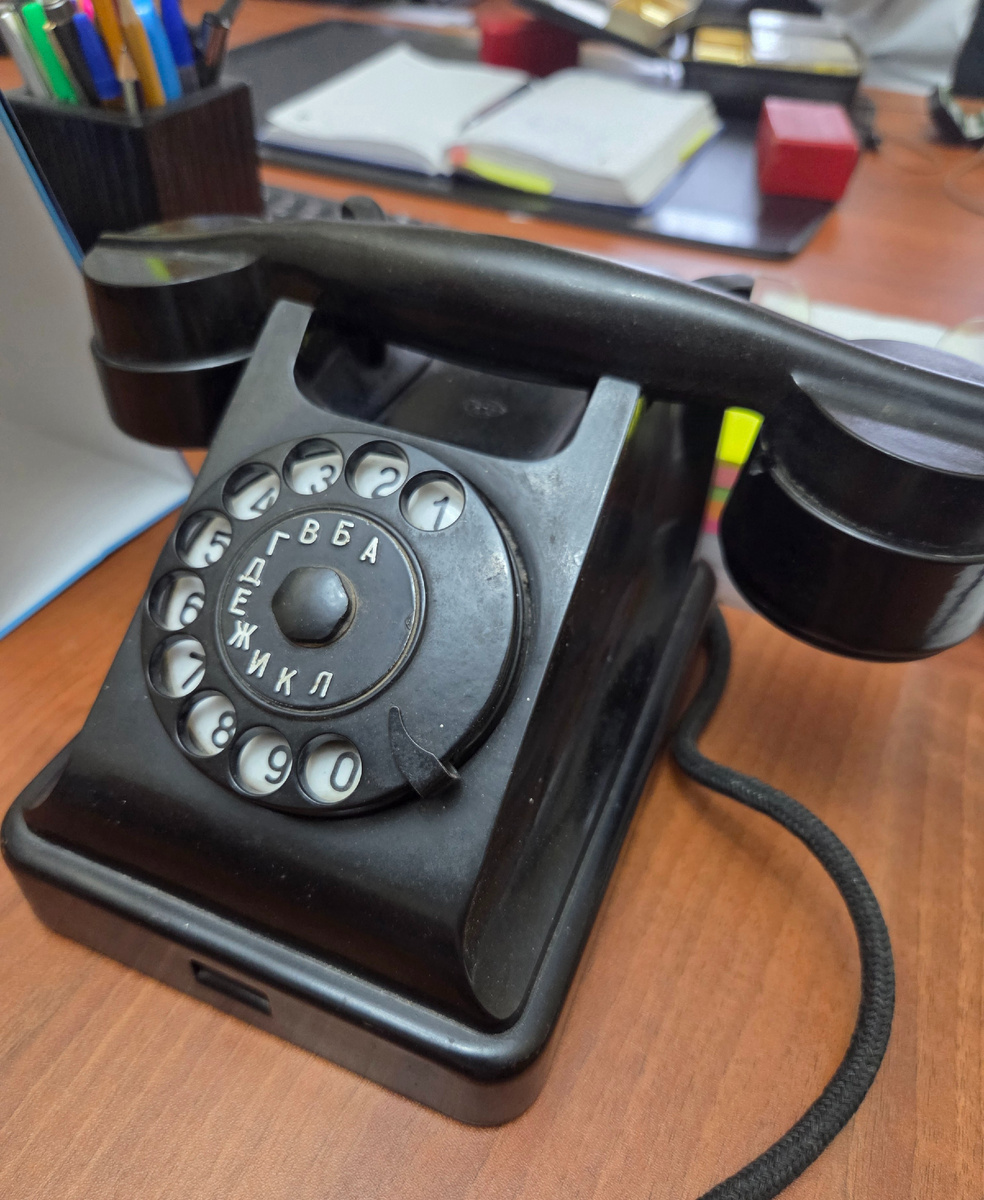 Говорят, современные подростки не умеют пользоваться такими телефонами... Фото: Зеленая леди, сад, семья и томатный сок