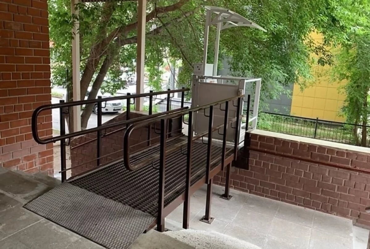    Из дома не выйти.