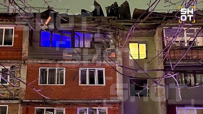 В Беслане эвакуировали 70 человек после падения обломков БПЛА на пятиэтажку. Фото © SHOT