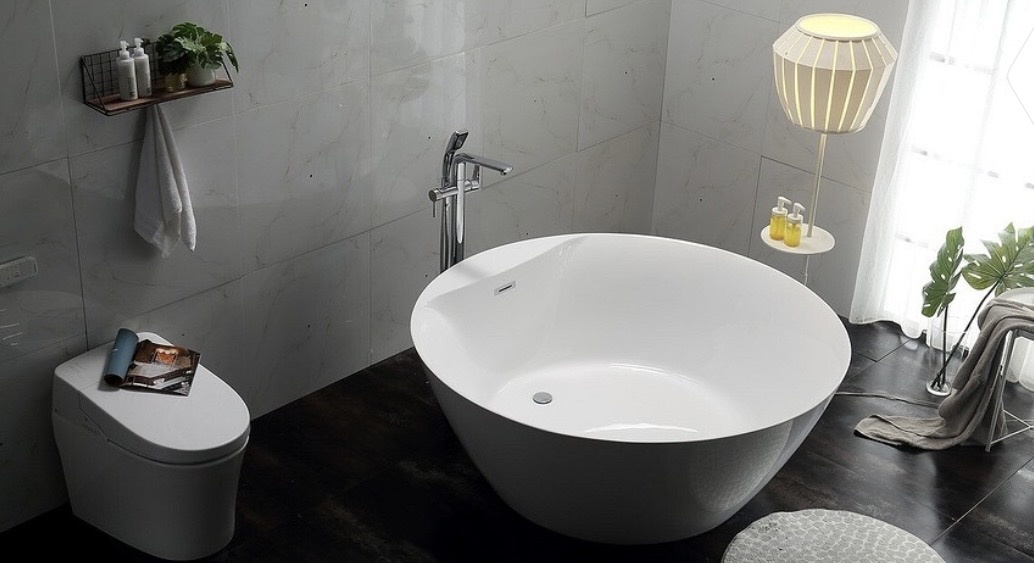 Рассказываю о необходимых инструментах, подготовительных работах, процессе заливки и уходе за обновленной поверхностью.