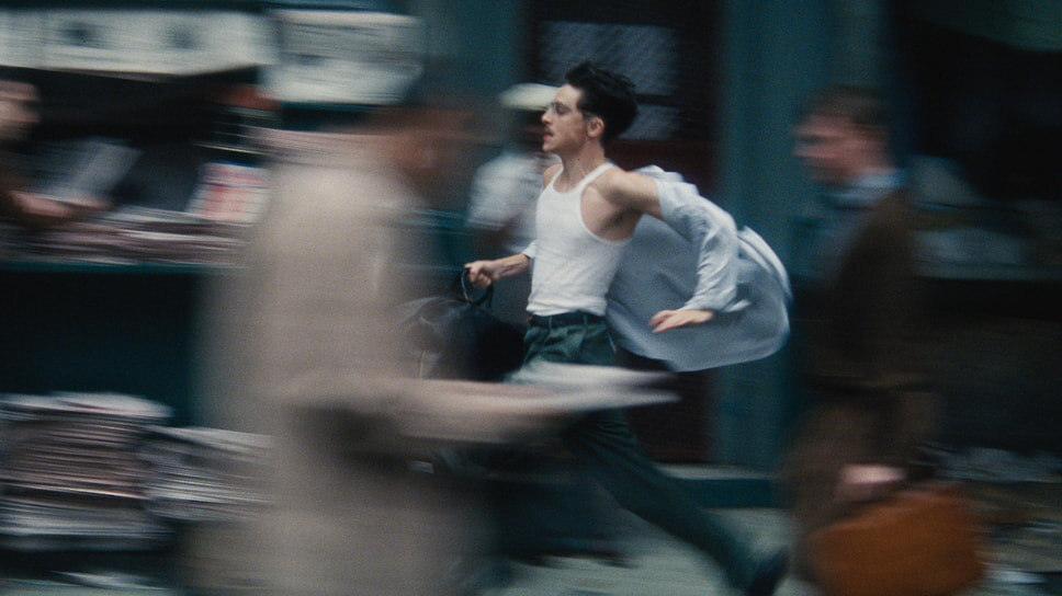 Кадр из фильма «Марти Великолепный», Джош Сэфди, 2025.📷Фото: A24, Central Pictures, IPR.VC